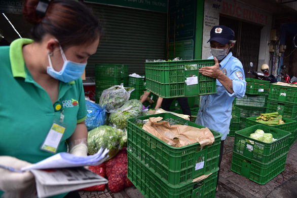 HCM City retailers co-ordinate with local authorities to distribute goods amid lockdown